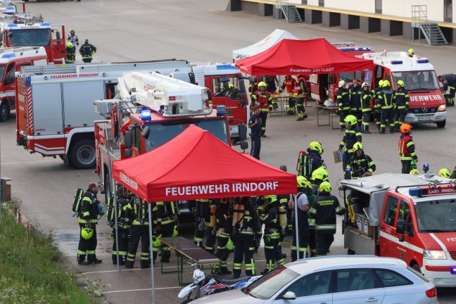 Groeinsatz nach Brand einer Lftungsanlage in einer Schokoladenfabrik in Sattledt