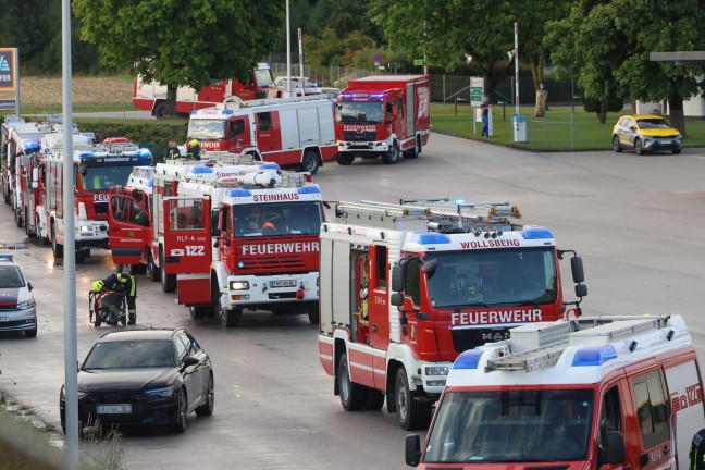 Groeinsatz nach Brand einer Lftungsanlage in einer Schokoladenfabrik in Sattledt