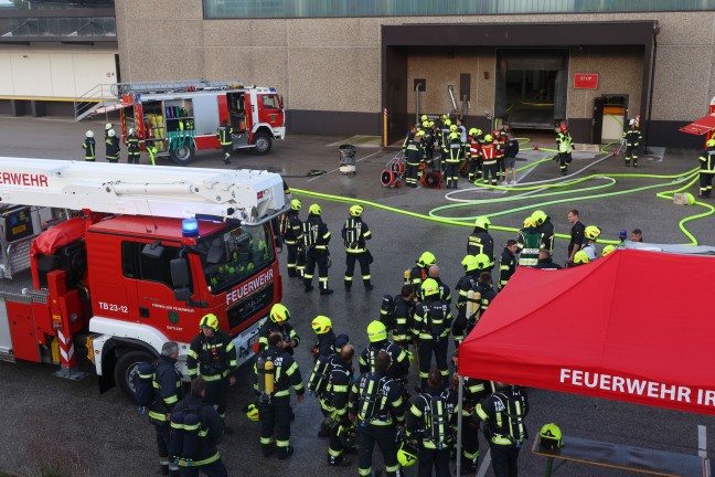 Groeinsatz nach Brand einer Lftungsanlage in einer Schokoladenfabrik in Sattledt