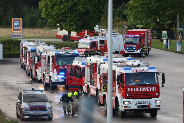 Groeinsatz nach Brand einer Lftungsanlage in einer Schokoladenfabrik in Sattledt