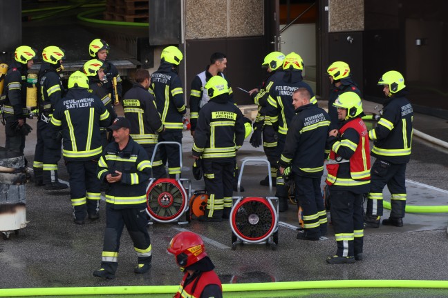 Groeinsatz nach Brand einer Lftungsanlage in einer Schokoladenfabrik in Sattledt