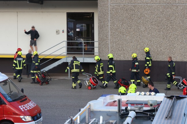 Groeinsatz nach Brand einer Lftungsanlage in einer Schokoladenfabrik in Sattledt