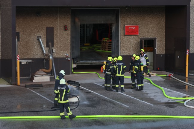 Groeinsatz nach Brand einer Lftungsanlage in einer Schokoladenfabrik in Sattledt
