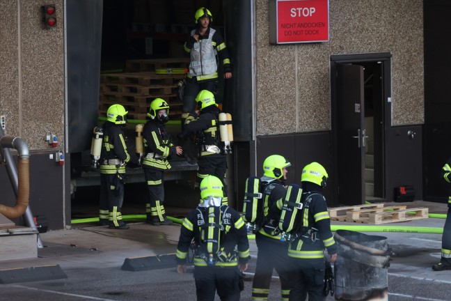 Groeinsatz nach Brand einer Lftungsanlage in einer Schokoladenfabrik in Sattledt