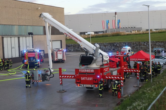 Groeinsatz nach Brand einer Lftungsanlage in einer Schokoladenfabrik in Sattledt