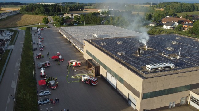 Groeinsatz nach Brand einer Lftungsanlage in einer Schokoladenfabrik in Sattledt