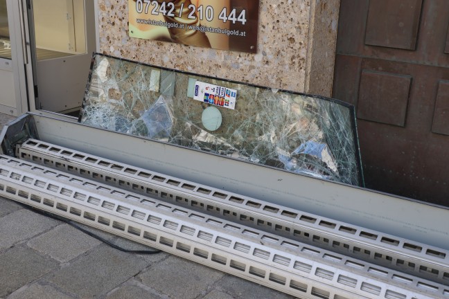 Juweliergeschft: Rolltor bei nchtlichem Einbruch in Wels-Innenstadt mit PKW herausgerissen