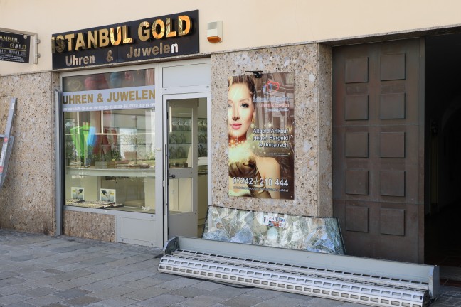 Juweliergeschft: Rolltor bei nchtlichem Einbruch in Wels-Innenstadt mit PKW herausgerissen