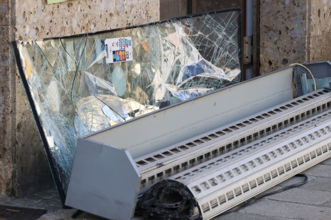 Juweliergeschft: Rolltor bei nchtlichem Einbruch in Wels-Innenstadt mit PKW herausgerissen