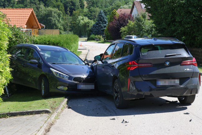 Drei Verletzte bei frontalem Fahrzeugcrash auf einer Strae in Rohr im Kremstal