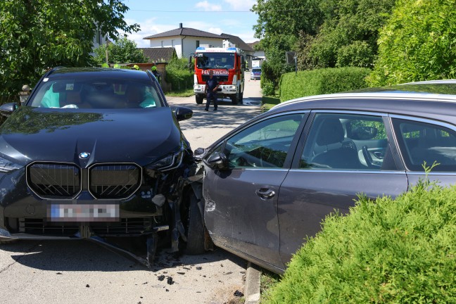 Drei Verletzte bei frontalem Fahrzeugcrash auf einer Strae in Rohr im Kremstal