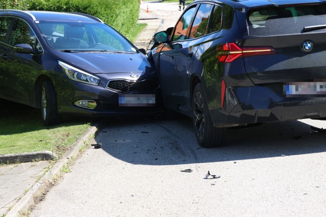 Drei Verletzte bei frontalem Fahrzeugcrash auf einer Strae in Rohr im Kremstal
