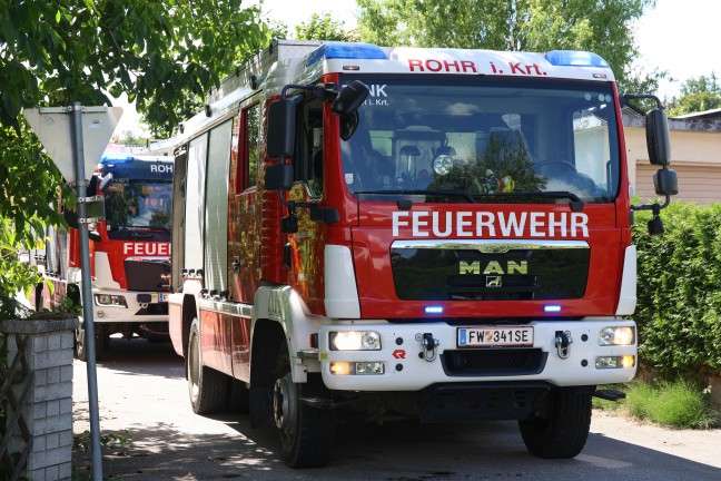 Drei Verletzte bei frontalem Fahrzeugcrash auf einer Strae in Rohr im Kremstal