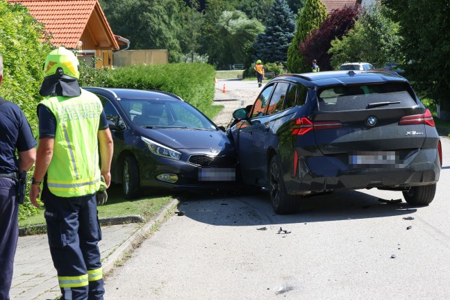 Drei Verletzte bei frontalem Fahrzeugcrash auf einer Strae in Rohr im Kremstal