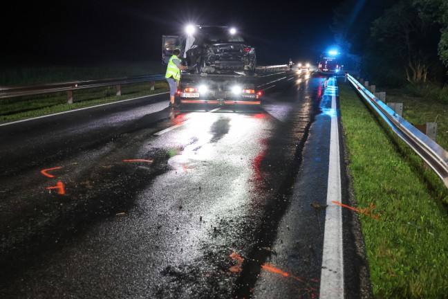Auto auf Pyhrnpass Strae bei Micheldorf in Obersterreich in die Leitschiene gekracht
