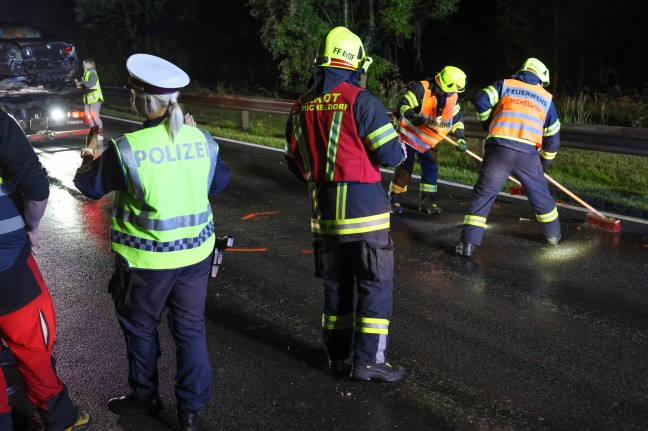 Auto auf Pyhrnpass Strae bei Micheldorf in Obersterreich in die Leitschiene gekracht