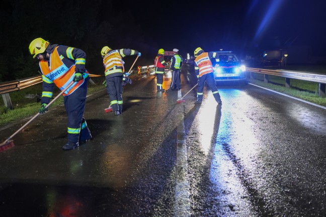 Auto auf Pyhrnpass Strae bei Micheldorf in Obersterreich in die Leitschiene gekracht