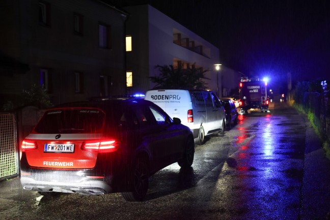 Brandverdacht: Piepsender Rauchwarnmelder in Wohnung eines Mehrparteienhauses in Wels-Lichtenegg