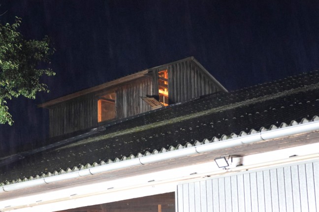 Nchtlicher Brand auf einem Bauernhof in Eberstalzell sorgte fr Einsatz zweier Feuerwehren