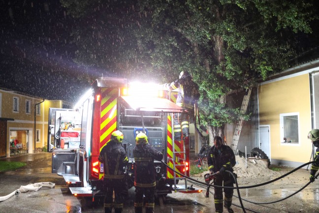 Nchtlicher Brand auf einem Bauernhof in Eberstalzell sorgte fr Einsatz zweier Feuerwehren