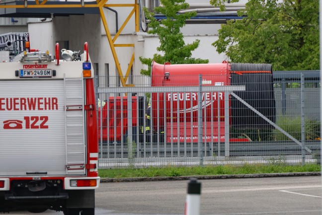 Grolfter der Feuerwehr nach Brandgeschehen bei Unternehmen in Vorchdorf im Einsatz