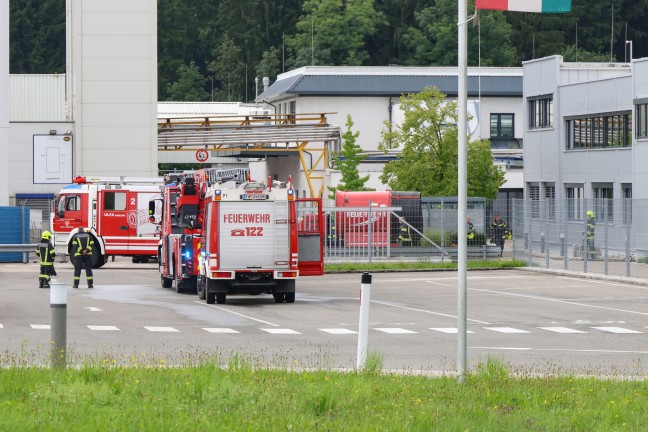 Grolfter der Feuerwehr nach Brandgeschehen bei Unternehmen in Vorchdorf im Einsatz