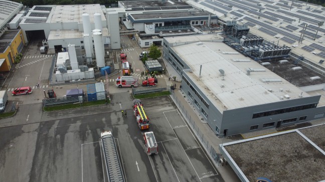 Grolfter der Feuerwehr nach Brandgeschehen bei Unternehmen in Vorchdorf im Einsatz