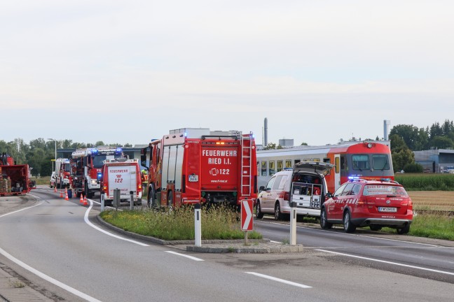 Tdlicher Unfall: Auto auf Bahnbergang in Aurolzmnster von Triebwagen der Hausruckbahn erfasst
