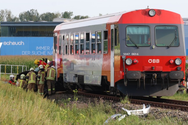 Tdlicher Unfall: Auto auf Bahnbergang in Aurolzmnster von Triebwagen der Hausruckbahn erfasst