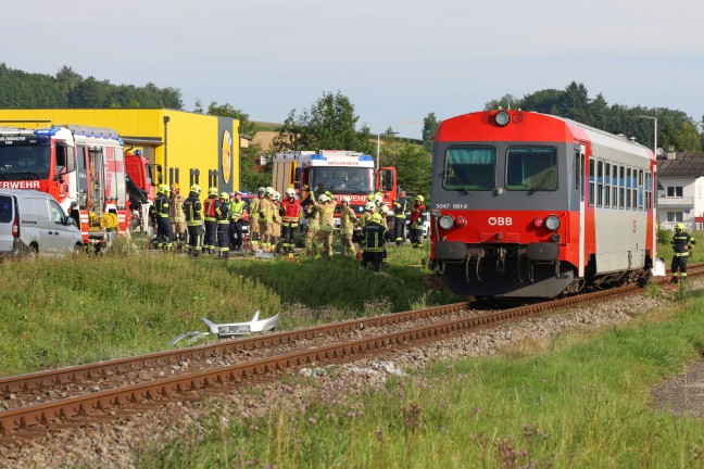 Tdlicher Unfall: Auto auf Bahnbergang in Aurolzmnster von Triebwagen der Hausruckbahn erfasst