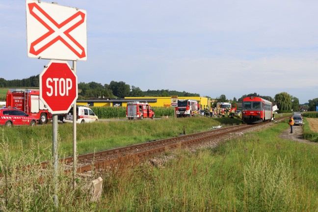 Tdlicher Unfall: Auto auf Bahnbergang in Aurolzmnster von Triebwagen der Hausruckbahn erfasst