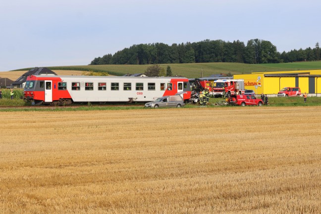 Tdlicher Unfall: Auto auf Bahnbergang in Aurolzmnster von Triebwagen der Hausruckbahn erfasst