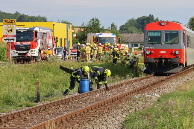 Tdlicher Unfall: Auto auf Bahnbergang in Aurolzmnster von Triebwagen der Hausruckbahn erfasst