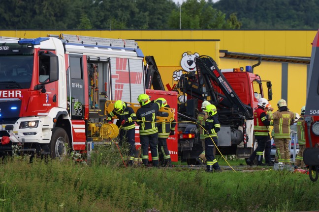 Tdlicher Unfall: Auto auf Bahnbergang in Aurolzmnster von Triebwagen der Hausruckbahn erfasst