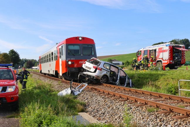 Tdlicher Unfall: Auto auf Bahnbergang in Aurolzmnster von Triebwagen der Hausruckbahn erfasst