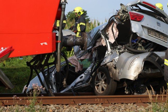 Tdlicher Unfall: Auto auf Bahnbergang in Aurolzmnster von Triebwagen der Hausruckbahn erfasst