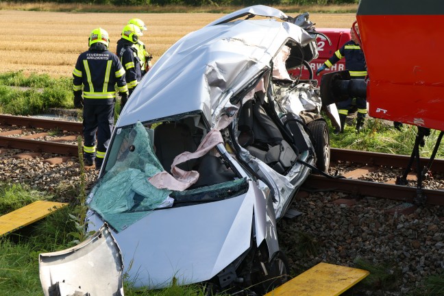 Tdlicher Unfall: Auto auf Bahnbergang in Aurolzmnster von Triebwagen der Hausruckbahn erfasst