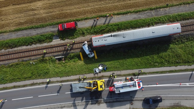Tdlicher Unfall: Auto auf Bahnbergang in Aurolzmnster von Triebwagen der Hausruckbahn erfasst