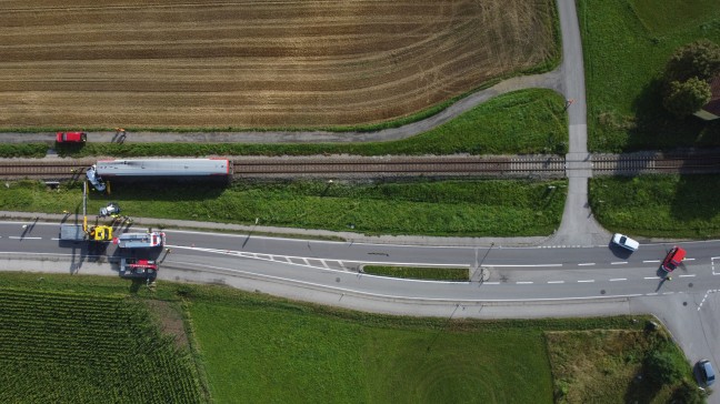 Tdlicher Unfall: Auto auf Bahnbergang in Aurolzmnster von Triebwagen der Hausruckbahn erfasst