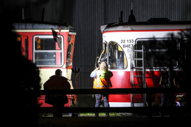Bahnunfall: Lokalbahngarnituren bei Kollision im Bahnhof in Stadl-Paura schwer beschdigt