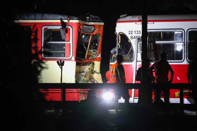 Bahnunfall: Lokalbahngarnituren bei Kollision im Bahnhof in Stadl-Paura schwer beschdigt