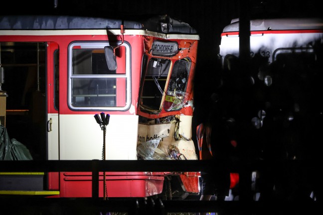 Bahnunfall: Lokalbahngarnituren bei Kollision im Bahnhof in Stadl-Paura schwer beschdigt