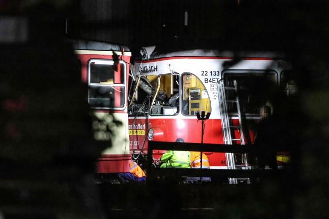 Bahnunfall: Lokalbahngarnituren bei Kollision im Bahnhof in Stadl-Paura schwer beschdigt