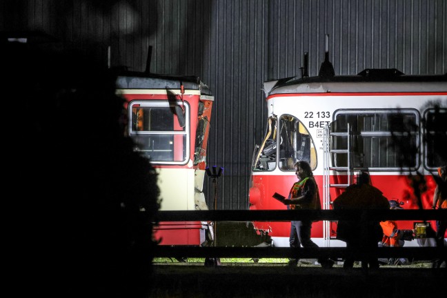 Bahnunfall: Lokalbahngarnituren bei Kollision im Bahnhof in Stadl-Paura schwer beschdigt