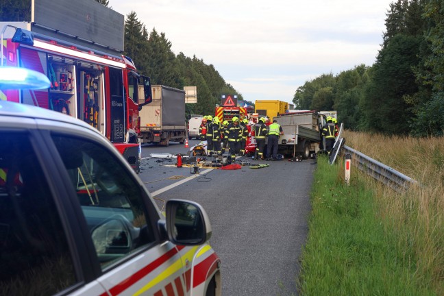 Personenrettung: Pritschenwagen auf Westautobahn bei Laakirchen in Heck eines LKW-Anhngers gekracht