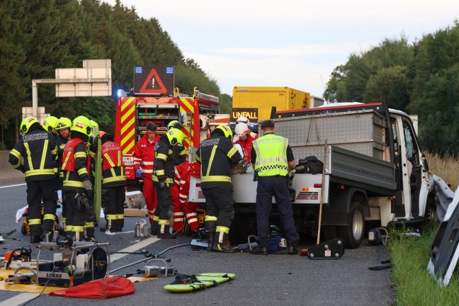 Personenrettung: Pritschenwagen auf Westautobahn bei Laakirchen in Heck eines LKW-Anhngers gekracht