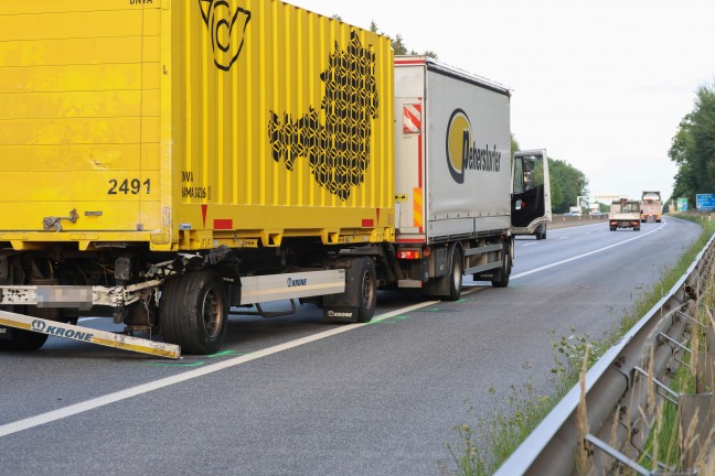 Personenrettung: Pritschenwagen auf Westautobahn bei Laakirchen in Heck eines LKW-Anhngers gekracht
