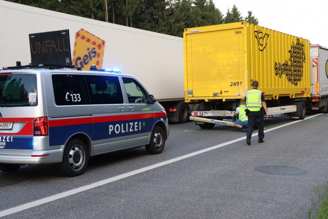 Personenrettung: Pritschenwagen auf Westautobahn bei Laakirchen in Heck eines LKW-Anhngers gekracht