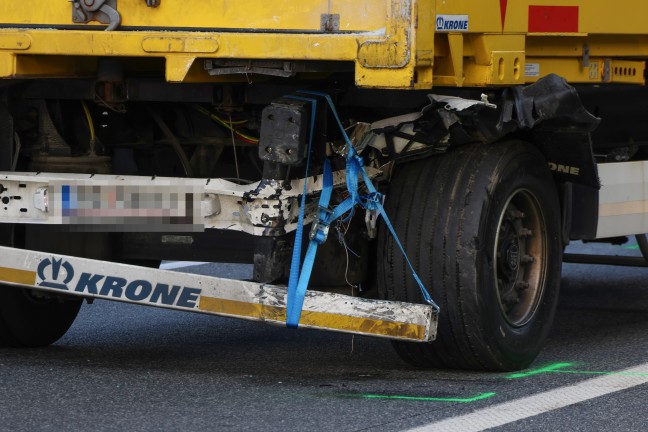 Personenrettung: Pritschenwagen auf Westautobahn bei Laakirchen in Heck eines LKW-Anhngers gekracht