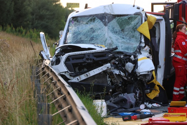Personenrettung: Pritschenwagen auf Westautobahn bei Laakirchen in Heck eines LKW-Anhngers gekracht